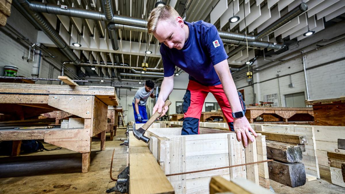Ein Auszubildender im Ausbildungszentrum der Bauindustrie in Oberhausen. Frühe Berufsorientierung und individuelle Betreuung sind der Schlüssel, wenn man die Zahl der Menschen ohne Abschluss senken will. Foto vom: 18.7.2024 (IMAGO / Funke Foto Services / Lars Fröhlich)