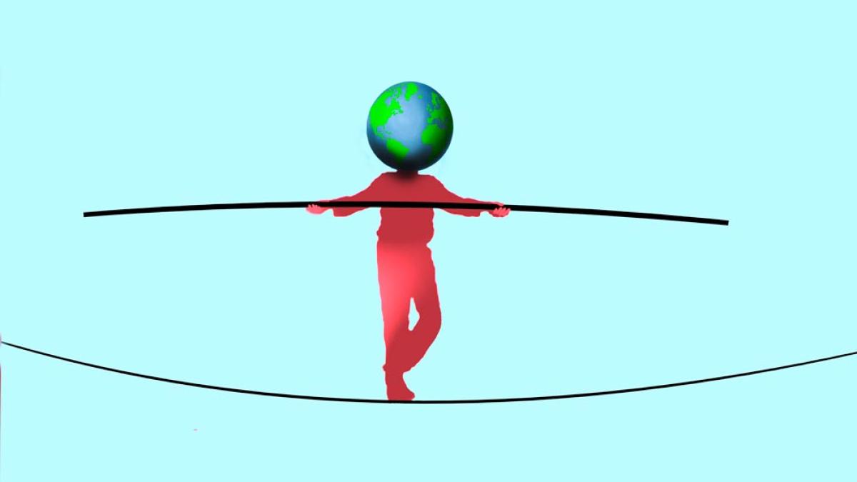 Symbolblid: Ein Mensch mit Globus als Kopf balanciert auf einem Seil (IMAGO / Westend61)
