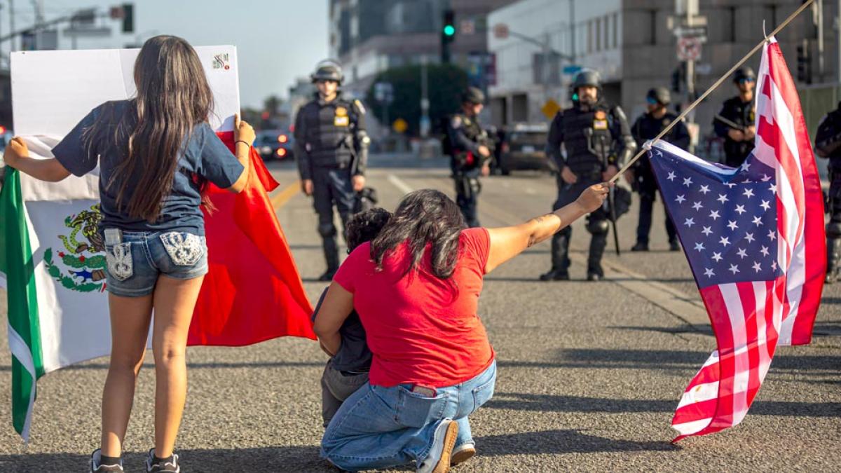 Protestierende in LA. In Kalifornien wurde gegen die harte Migrationspolitik der US-Regierung heftig protestiert. Trump hat die dortige Nationalgarde eingesetzt, 10.6.2025 (IMAGO / Pacific Press Agency) 
