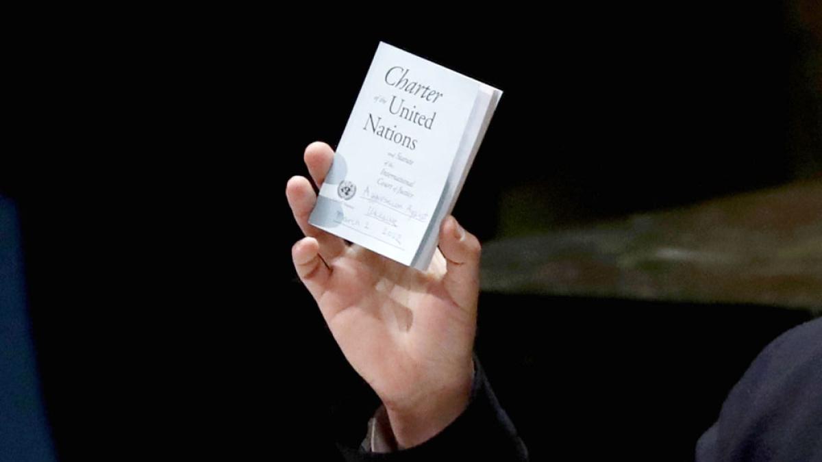 Der ukrainische Botschafter bei den Vereinten Nationen hält das Handbuch der Charta der Vereinten Nationen während seiner Rede hoch, 2.3.2022 (IMAGO / UPI Photo)