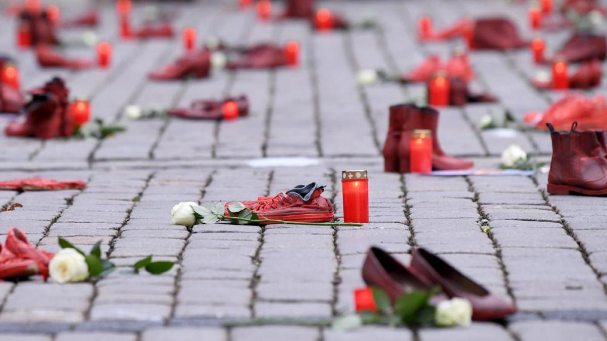 Schuh-Aktion zum Thema Femizide in Deutschland auf dem Tübinger Marktplatz, 25.11.2021 (IMAGO / ULMER Pressebildagentur)