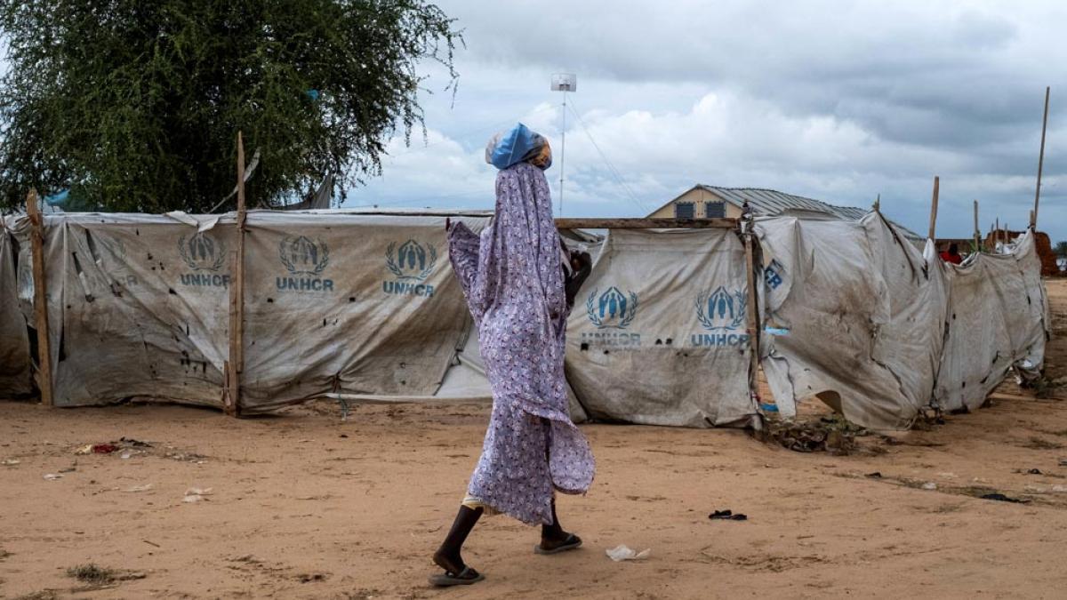 Eine Frau vor dem Registrierungszentrum des UNHCR-Flüchtlingscamps in Adre, Tschad, 1.9.2024 (IMAGO / Martin Bertrand)