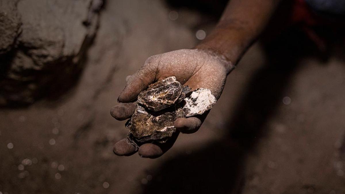 LkSG und CSDD verpflichten Unternehmen zur Achtung von Menschenrechten entlang ihrer Lieferketten. Das Mineral Mica wird oft in Kosmetik- und Elektronik-Produkten verwendet – und meistens von Kindern geschürft. (IMAGO / TT)