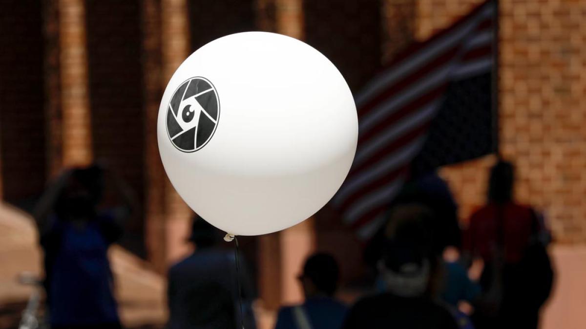 Demonstrierende in Washington fordern die Schließung von Palantir Technologies und tragen Schilder und Zeichen, die vor der Überwachung durch die Tewhnologien des Unternehmens warnen, 23.8.2025 (Yasin Ozturk / IMAGO / Anadolu Agency) 