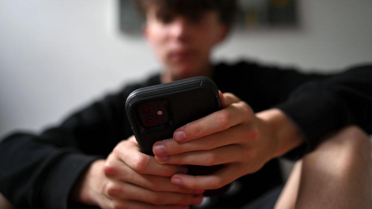 Sechs von zehn 14- bis 29-Jährigen in Deutschland nutzen ihr Smartphone so intensiv, dass ihr Verhalten als suchtähnlich gilt (IMAGO / AAP)