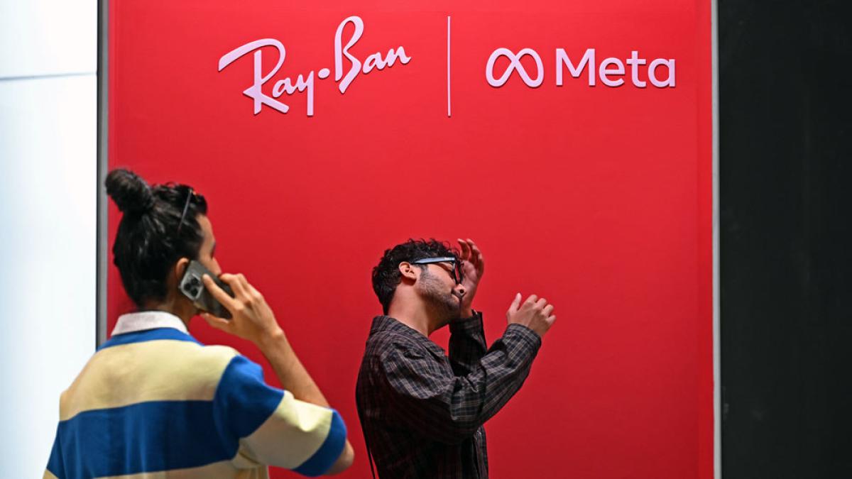 Neugierige am Stand von Ray Ban-Meta bei der Lakme Fashion Week in Mumbai, 20.5.2026 (IMAGO / ZUMA Press Wire)