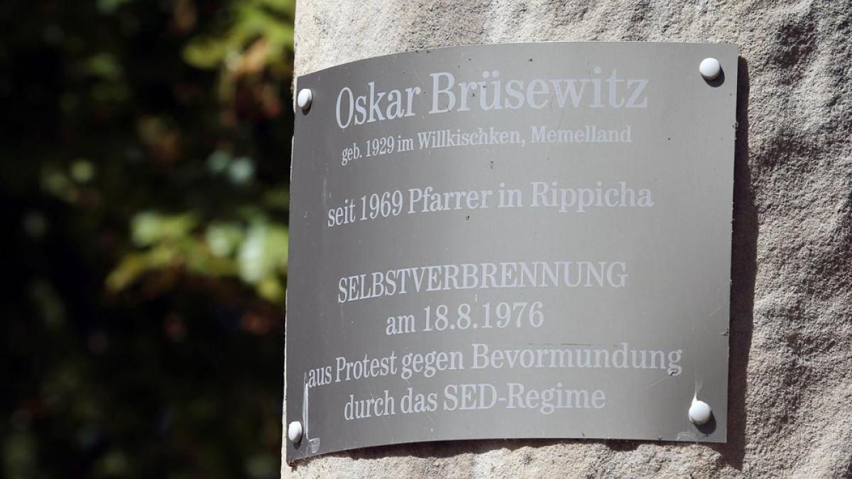  Gedenktafel an der Gedenkstele für Oskar Brüsewitz in Zeitz (IMAGO / Steffen Schellhorn)