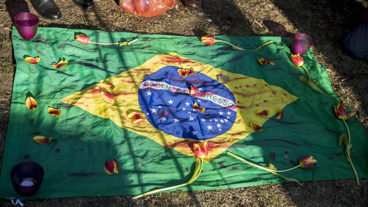 Bei einer Protestaktion anlässlich der Ermordung der Stadträtin Marielle Franco wurde eine blutverschmierte Brasilien-Flagge niedergelegt, 18.3.2018 (IMAGO / Emmanuele Contini)