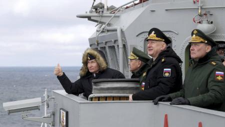 Russlands Präsident Wladimir Putin bei einer gemeinsamen Übung der Nord- und der Schwarzmeerflotte im Schwarzen Meer an Bord des russischen Raketenkreuzers Marschall Ustinow