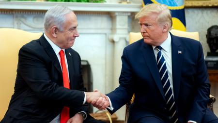 US-Präsident Donald Trump und der israelische Premierminister Benjamin Netanjahu schütteln sich die Hände bei einem Treffen im Weißen Haus am 27. Januar 2020.