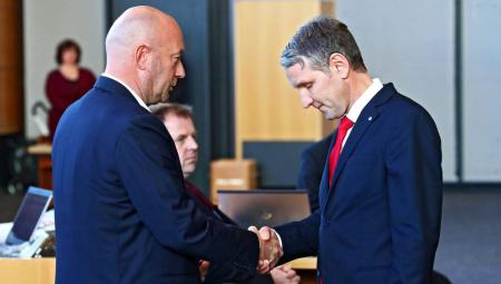 Wahl des neuen Ministerpräsidenten von Thüringen am 05.02.2020 im Thüringer Landtag in Erfurt: Björn Höcke ( AfD ) rechts gratuliert Thomas L. Kemmerich ( FDP ), dem neu gewählten Ministerpräsidenten in Thüringen. 