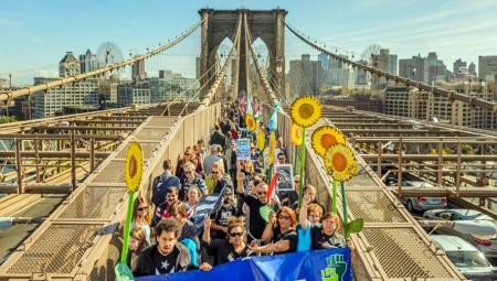 Klimaschützer demonstrieren auf der Brooklyn Bridge in New York