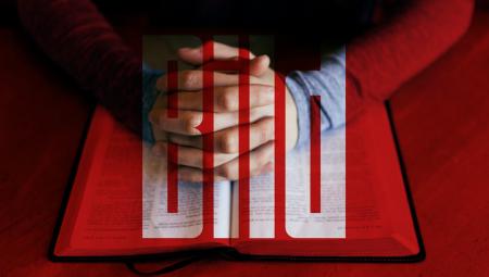 Betende Hände hinter dem Logo der Bild-Zeitung