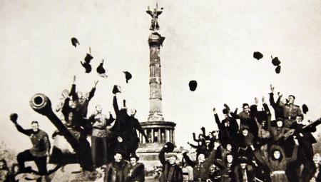 Sowjetische Panzersoldaten vor der Siegessäule in Berlin, 2. Mai 1945