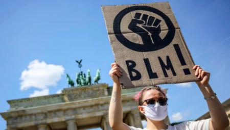 Menschen demonstrieren in Gedenken an George Floyd in der Nähe der amerikanischen Botschaft am Pariser Platz in Berlin, Deutschland, 31. Mai 2020.