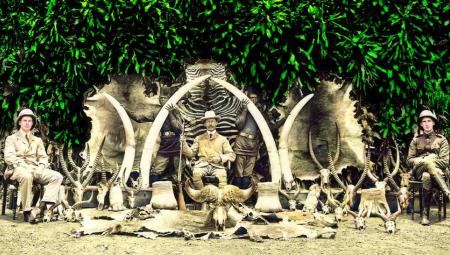 Der britische Gouverneur Sir Hesketh Bell mit Jagdtrophäen in Uganda, 1908