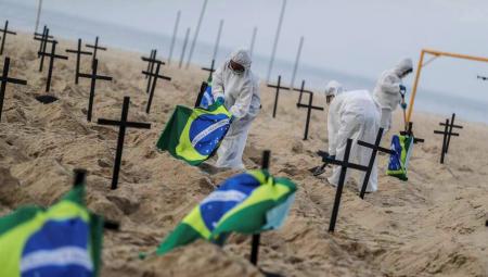 Aktivisten stellen 110 Kreuze auf, um die Fehler der Regierung bei der Bewältigung der Coronakrise anzuprangern, während eines von der NGO Rio de Paz organisierten Aktes am Strand der Copacabana, Rio de Janeiro, Brasilien, am 11. Juni 2020. 