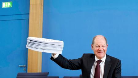 23.03.2020 - Bundesfinanzminister Olaf Scholz mit Akten vom Gesetzespaket während der Bundespressekonferenz zum Thema Nachtragshaushalt 2020 in Berlin.  