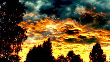 Ein bedrohlich wirkender Himmel im Abendrot
