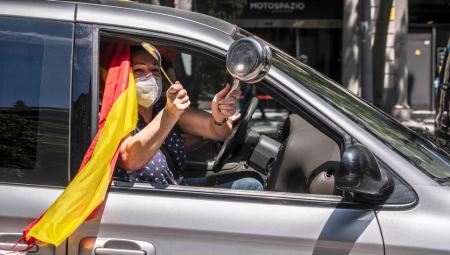 23. Mai 2020, Barcelona, Spanien: Ein Demonstrant, der während der Demonstration mit einer Pfanne und einem Löffel durch ein Autofenster Lärm macht.