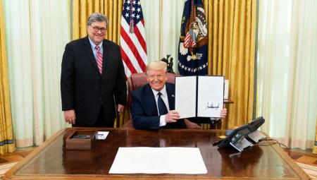 US-Präsident Donald Trump (links) und US-Jusitzminister William Barr am 28. Mai 2020 im Oval Office des Weißen Hauses, kurz nach der Unterzeichnung der Executive Order gegen die Section 230 (imago images / ZUMA Wire)