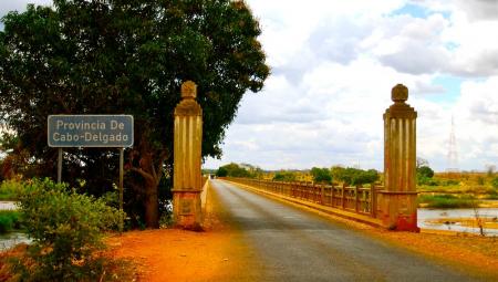 Straßenbrücke EN1 über den Rio Lúrio, Grenze zwischen den Provinzen Nampula und Cabo Delgado, Mosambik