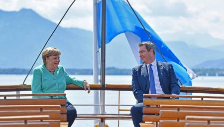 Markus Söder und Bundeskanzlerin Angela Merkel demonstrieren Einigkeit an Deck des Schaufelraddampfers waehrend der Ueberfahrt von Prien nach Herrenchiemsee, 14.07.2020