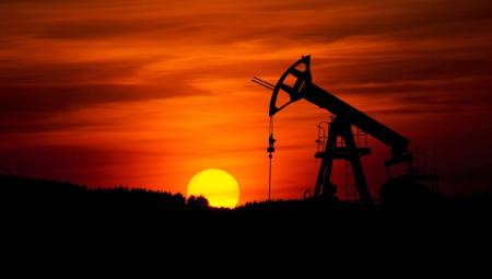 Eine Ölpumpe im Sonnenuntergang