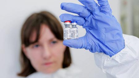 Eine Forscherin vom Gamaleya Scientific Research Institute of Epidemiology and Microbiology in Moskau, Russland, zeigt einen Impfstoff gegen das neuartige Coronavirus, 6. August 2020