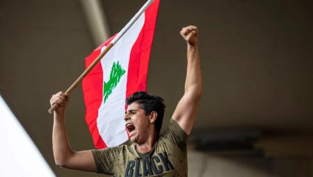 Demonstranten marschieren am Samstag, den 12. September 2020, zum Präsidentenpalast und skandieren regierungsfeindliche Parolen in Beirut, Libanon.