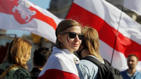 20. September 2020, Kiew, Ukraine: Demonstranten mit historischen weiß-rot-weißen Flaggen von Belarus nehmen an der Demonstration vor der Botschaft von Belarus in Kiew teil.