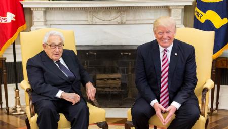 US-Präsident Donald Trump trifft im Mai 2017 im Oval Office des Weißen Hauses in Washington, D.C. den ehemaligen Nationalen Sicherheitsberater und Außenminister Henry Kissinger. 