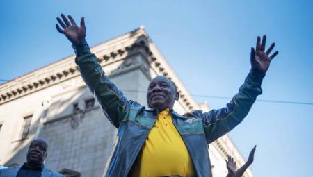 Der südafrikanische Präsident und Präsident der Regierungspartei African National Congress (ANC), Cyril Ramaphosa, würdigt die Menge während einer Wahlsiegeskundgebung des ANC am 12. Mai 2019