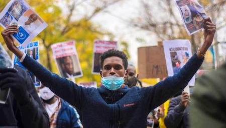 Bürger von Guinea Conakry demonstrieren Bürger von Guinea Conakry demonstrieren in Madrid gegen den Diktator Alpha Conde. Demonstranten aus Guinea Conakry behaupten in ihren Statuten, dass Alpha Condé die Wahlen im Oktober gewonnen hat.
