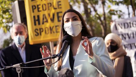 Die demokratische Kongressabgeordnete Alexandria Ocasio-Cortez spricht auf einer Kundgebung vor dem DNC-Hauptquartier, um den gewählten Präsidenten Biden aufzufordern, seine Wahlkampfversprechen einzulösen, die COVID-Pandemie und die wirtschaftlichen und klimatischen Bedrohungen, denen das Land ausgesetzt ist, am Donnerstag, den 19. November 2020, in Washington, DC, anzugehen.