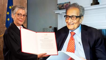Karin Schmidt-Friderich, Vorsteherin des Börsenvereins, und Amartya Sen (r) bei der Verleihung des Friedenspreises des Deutschen Buchhandels am 18. Oktober 2020 in der Frankfurter Paulskirche