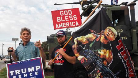 21. November 2020, Bourne, Massachusetts: Anhänger von Präsident Trump, die glauben, dass er die Wahl gewonnen hat, säumen den Kreisverkehr in der Nähe der Bourne-Brücke auf Cape Cod. Bourne