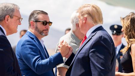 Der damalige Präsident Donald J. Trump wird am El Paso International Airport von Ted Cruz begrüßt, 7. August 2019 (White House, Public Domain)