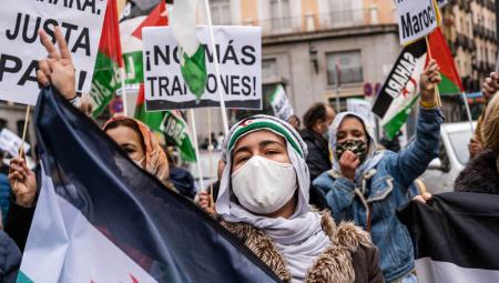 Saharauische Menschen demonstrieren am 10. Dezember 2020 in Madrid, Spanien