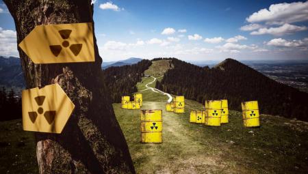 Atommüll-Fässer auf einer Wiese in Oberbayern (Fotomontage, IMAGO / Mario Aurich)