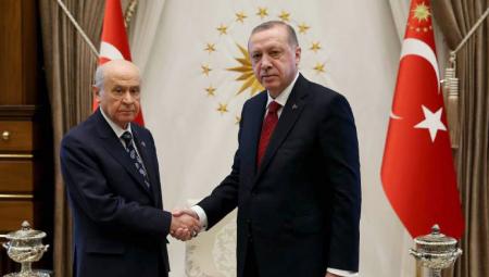 Der türkische Präsident Recep Tayyip Erdogan und der Vorsitzende der Partei der Nationalistischen Bewegung (MHP), Devlet Bahceli, 18. April 2018 (IMAGO / Depo Photos)