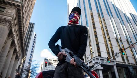 Bewaffneter Mann auf einer Kundgebung in Richmond/USA, 18. Januar 2021 (IMAGO / ZUMA Wire)