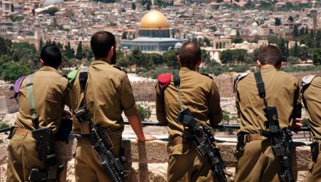 Israelische Soldaten blicken auf den Felsendom.