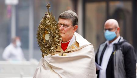 Der Kölner Erzbischof Rainer Maria Kardinal Woelki bei einem Gottesdienst in Köln, 11.06.2020 (IMAGO / Future Image)