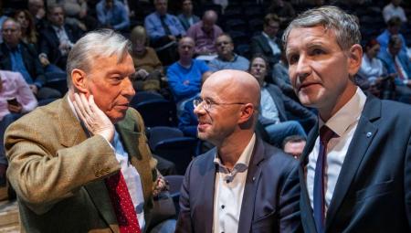 Armin Paul Hampel, Andreas Kalbitz und Björn Höcke auf dem 10. Bundesparteitag der AfD, 30.12.2019 (IMAGO / Christian Thiel)