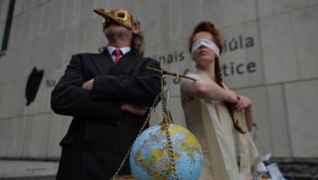 Extinction-Rebellion-Aktivisten protestieren außerhalb Strafgericht in Dublin/Irland, um auf die Untätigkeit des Staates angesichts der Klimakrise aufmerksam zu machen, 25.5.2021 (IMAGO / NurPhoto)
