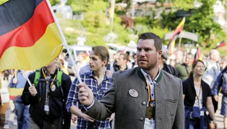 Ein Mann in traditioneller bayerischer Tracht nimmt beim »Neuen Hambacher Fest« am »Patriotischen Marsch« teil, 5. Mai 2018 (IMAGO / Pacific Press Agency)