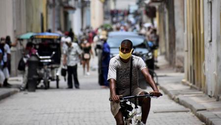 Ein Kubaner mit Gesichtsmaske fährt mit dem Fahrrad in Havanna / Kuba, 12.6.2020 (IMAGO / Xinhua)