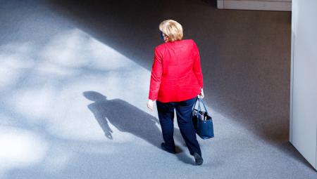 Bundeskanzlerin Angela Merkel verlässt den Plenarsaal des Deutschen Bundestages, 25.8.2021 (IMAGO / Achille Abboud)