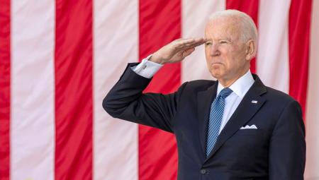 US-Präsident Joe Biden salutiert während der jährlichen Gedenkfeier zum Volkstrauertag im Memorial Amphitheater auf dem Arlington National Cemetery, 31.5.2021 (IMAGO / ZUMA Wire)